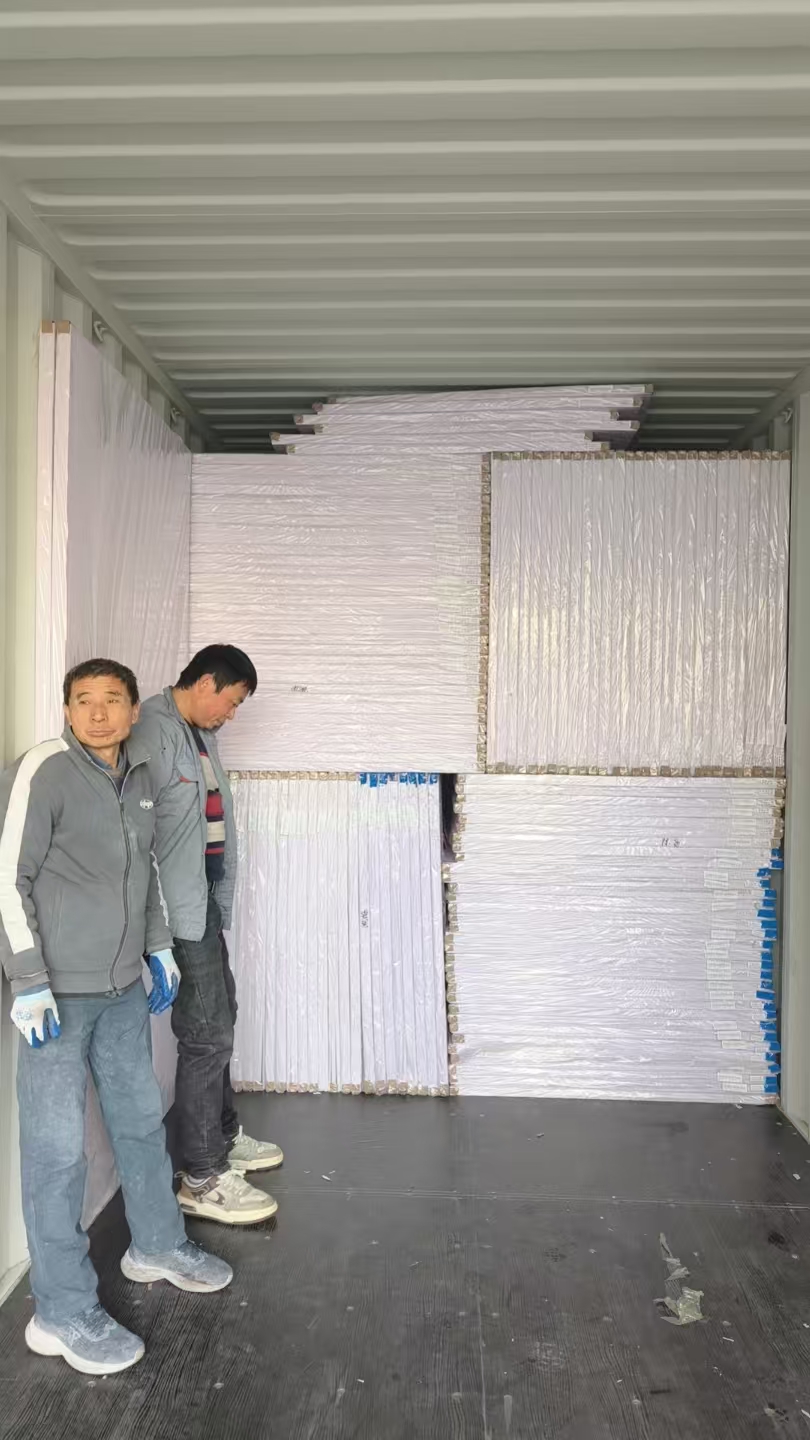 Envio ocupado de placas de PVC, forte demanda de mercado